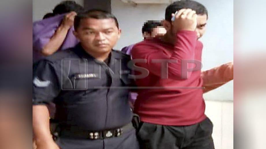 ANGGOTA polis mengiringi tertuduh (kanan) yang berdepan pertuduhan mencabul seorang wanita di Mahkamah Majistret Kota Bharu, hari ini. FOTO Ihsan Pembaca