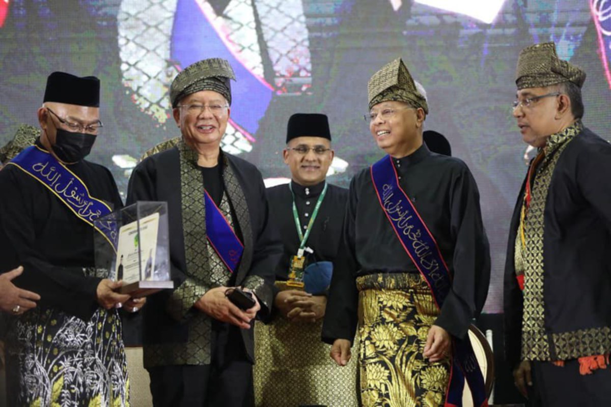 Ismail (dua dari kanan) setuju teruskan pembinaan Kompleks Persilatan Negara yang tertangguh. FOTO Ihsan FB Najib Razak
