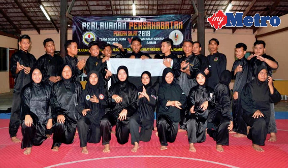 SEBAHAGIAN 30 pesilat SUKMA Pahang yang akan beraksi di Perak.  -Foto ASROL AWANG