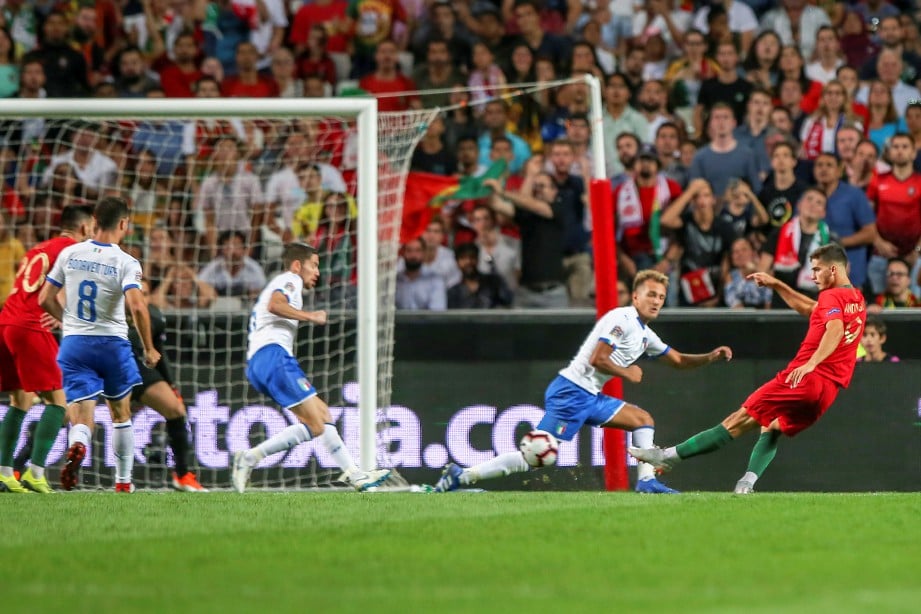 SILVA (kanan) jaring gol kemenangan Portugal ketika berdepan Itali awal pagi tadi. -Foto EPA