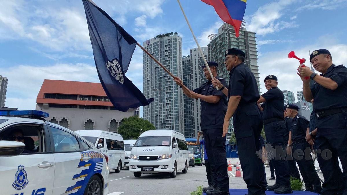 AZRY Akmar mengibarkan bendera sebagai simbolik pelepasan bantuan sumber manusia bagi penugasan PRN di Terengganu di IPK Kuala Lumpur, hari ini. FOTO Nurul Hidayah Bahaudin  