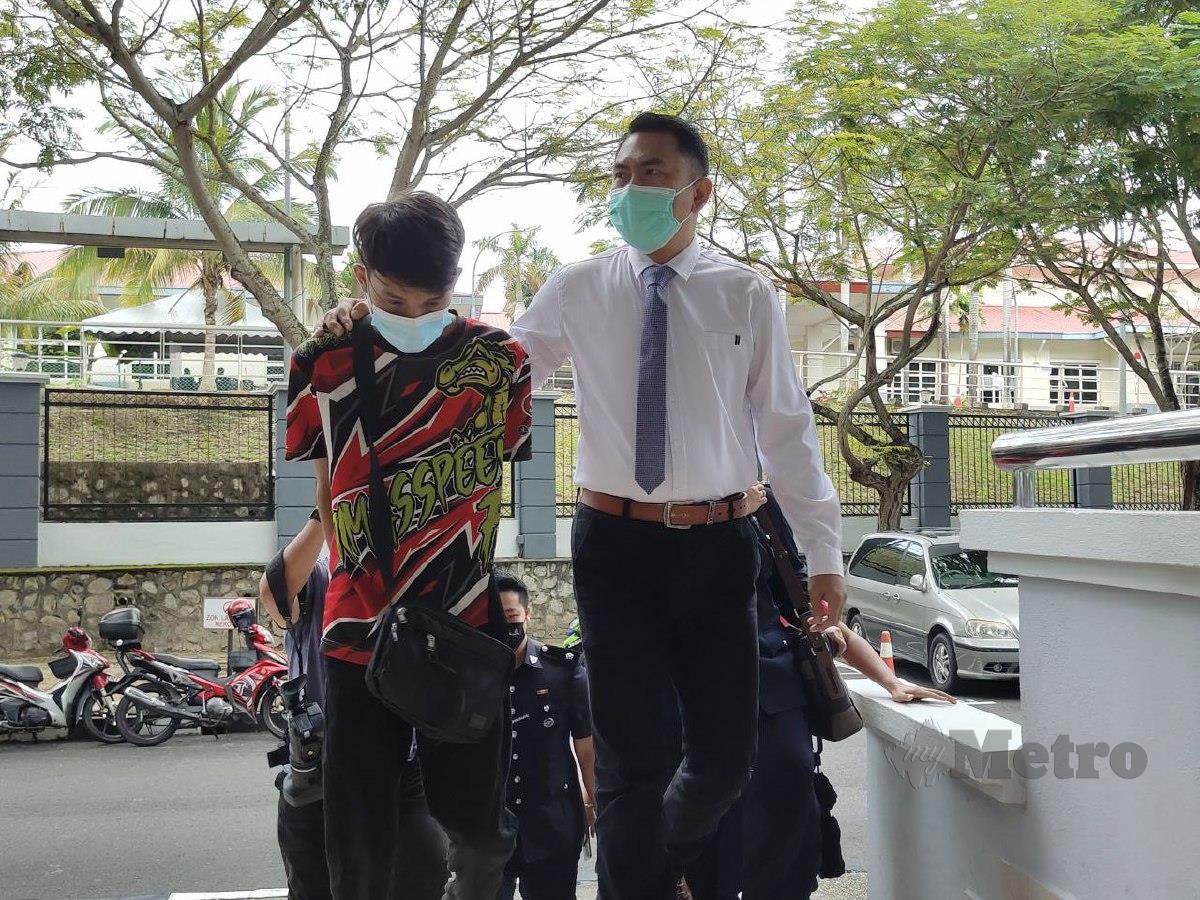 MOHAMAD Saiful dibawa ke Mahkamah Majistret Seremban, hari ini, atas dua pertuduhan menyimbah cat merah ke kediaman dua individu, Julai lalu. FOTO Ahmad Hasbi