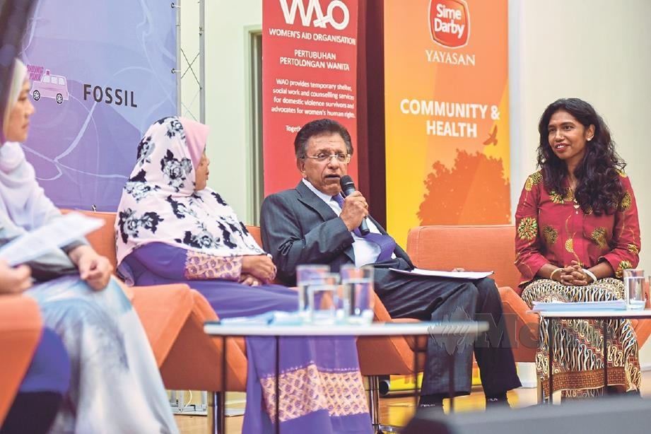 STANLEY (dua dari kanan) tampil bersama ahli panel lain (dari kiri) Zaiton, Fadzilah dan Sumitra dalam forum #WeForWomen. FOTO: Yayasan Sime Darby (YSD)