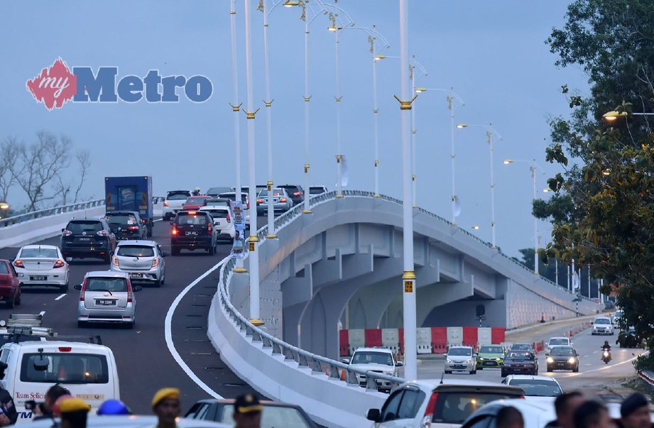 Persimpangan bertingkat yang menghubungkan Kampung Seberang Bukit Tumbuh hingga ke Lapangan Terbang Sultan Mahmud, Kuala Nerus dibuka. FOTO MOHD SYAFIQ RIDZUAN AMBAK