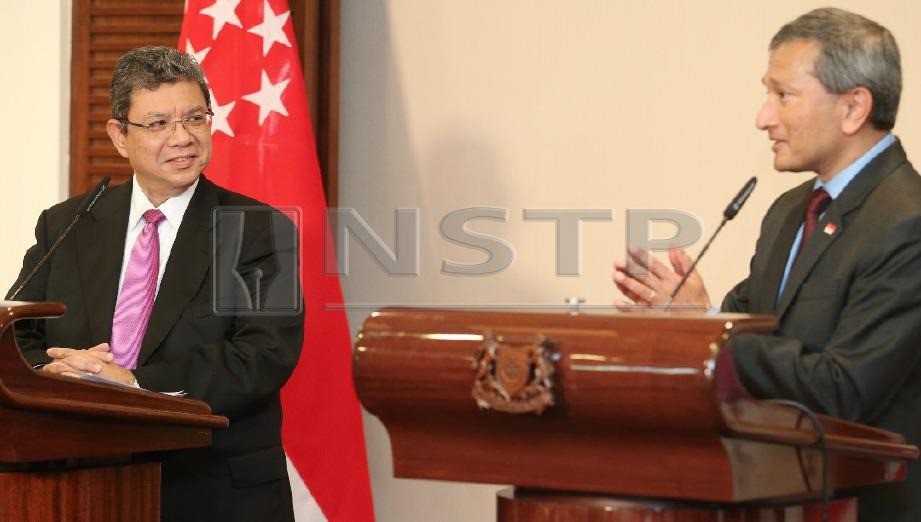 Saifuddin (kiri) bersama Balakrishnan pada sidang media di Singapura. FOTO Mohd Azren Jamaluddin