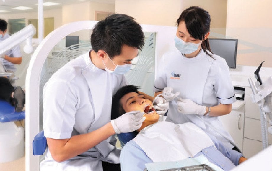 DAPATKAN rawatan doktor gigi sekiranya terdapat kelainan pada gusi.