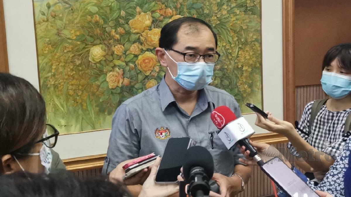 MAH pada sidang media selepas menghadiri majlis penyerahan sumbangan untuk lukisan karya Master Cheng Shaoru's. FOTO Balqis Jazimah Zahari. 