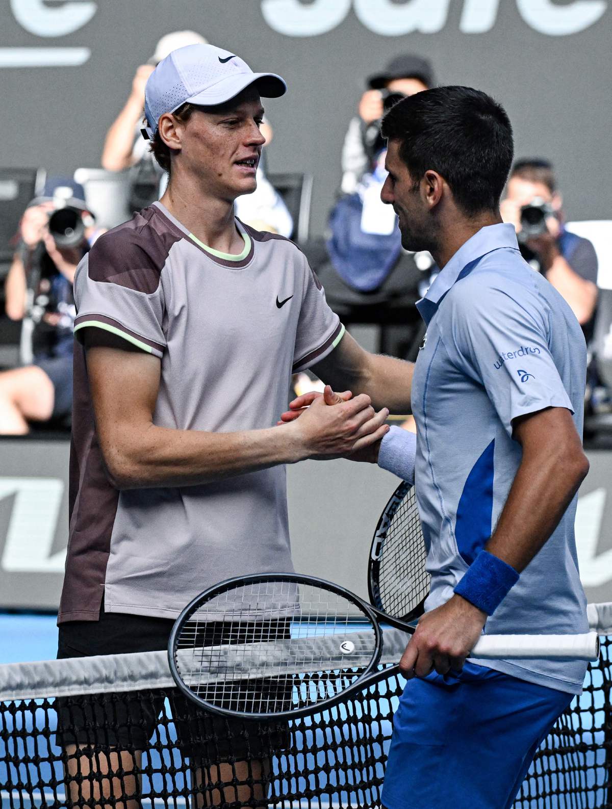 SINNER (kiri) dilihat mempunyai keupayaan sama seperti Djokovic (kanan). FOTO AFP