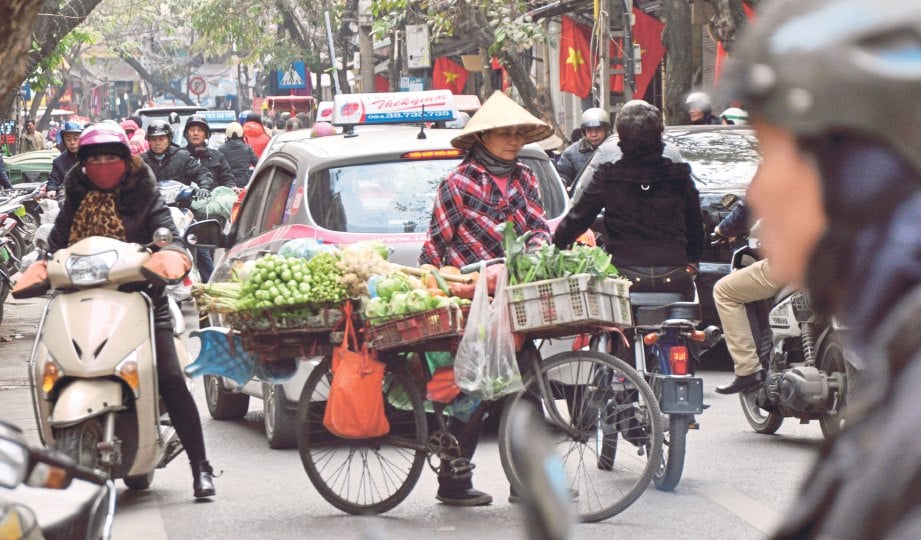 SUASANA Bandar Hanoi yang sibuk.