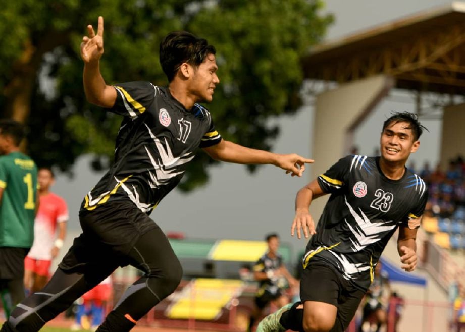 LOKMAN (kiri) menjaringkan gol pertama MASUM pada final acara bola sepak di Bangi, hari ini. — FOTO SIPMA