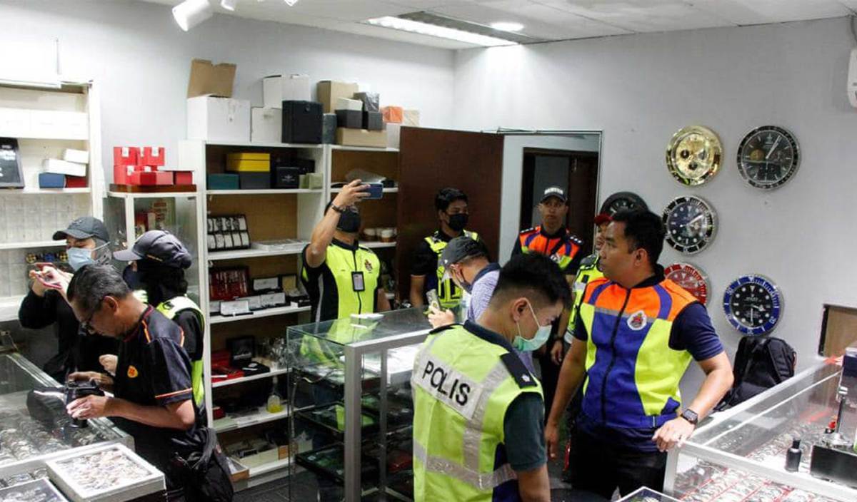 ANGGOTA penguatkuasa pelbagai agensi menggeledah dan melakukan serbuan di Jalan Petaling semalam, bagi membenteras penjualan barangan tiruan serta kehadiran warga asing.