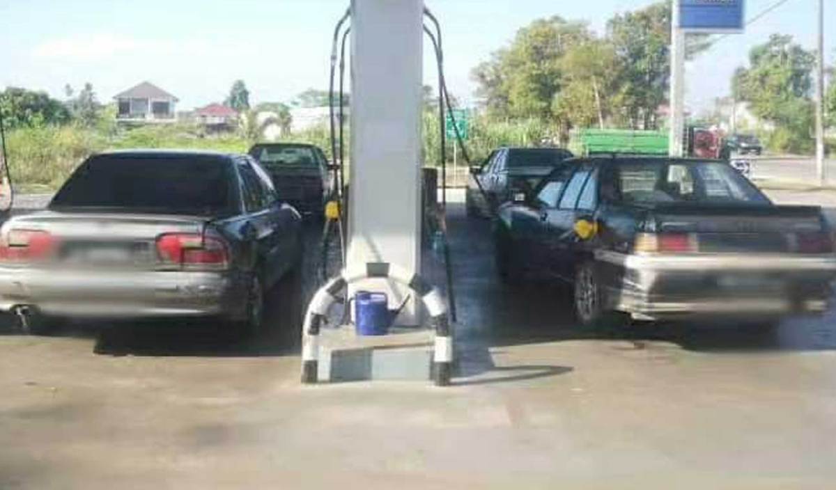 EMPAT kenderaan dengan muatan petrol disyaki untuk seludup disita ketika membuat pengisian di sebuah stesen minyak di Palekbang. FOTO Ihsan KPDN