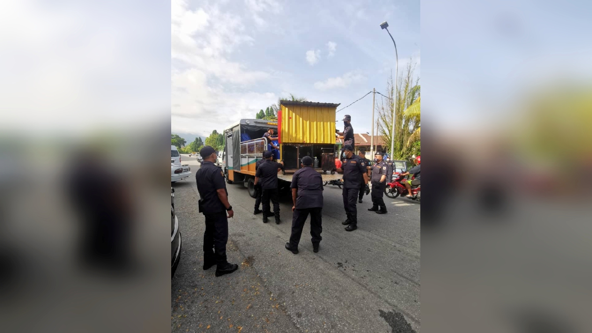 MPHS menyita barangan empat penjaja yang meninggalkan barangan mereka di tempat awam di sekitar  Jalan Meranti, Bandar Baru Batang Kali, di sini. FOTO IHSAN MPHS