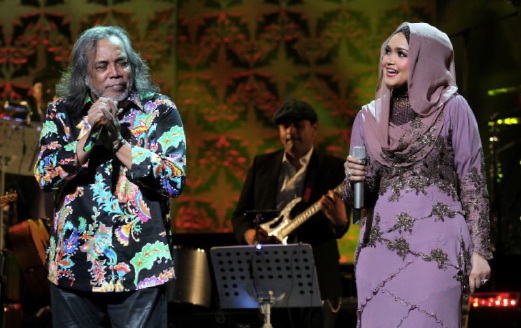 GANDINGAN dua generasi, Siti dan Ramli dalam lagu duet.