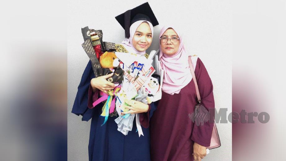 SITI Noor Safura bersama neneknya, Sarumi ketika gradusi diplomanya, baru-baru ini. FOTO Ihsan Siti Noor Safura.