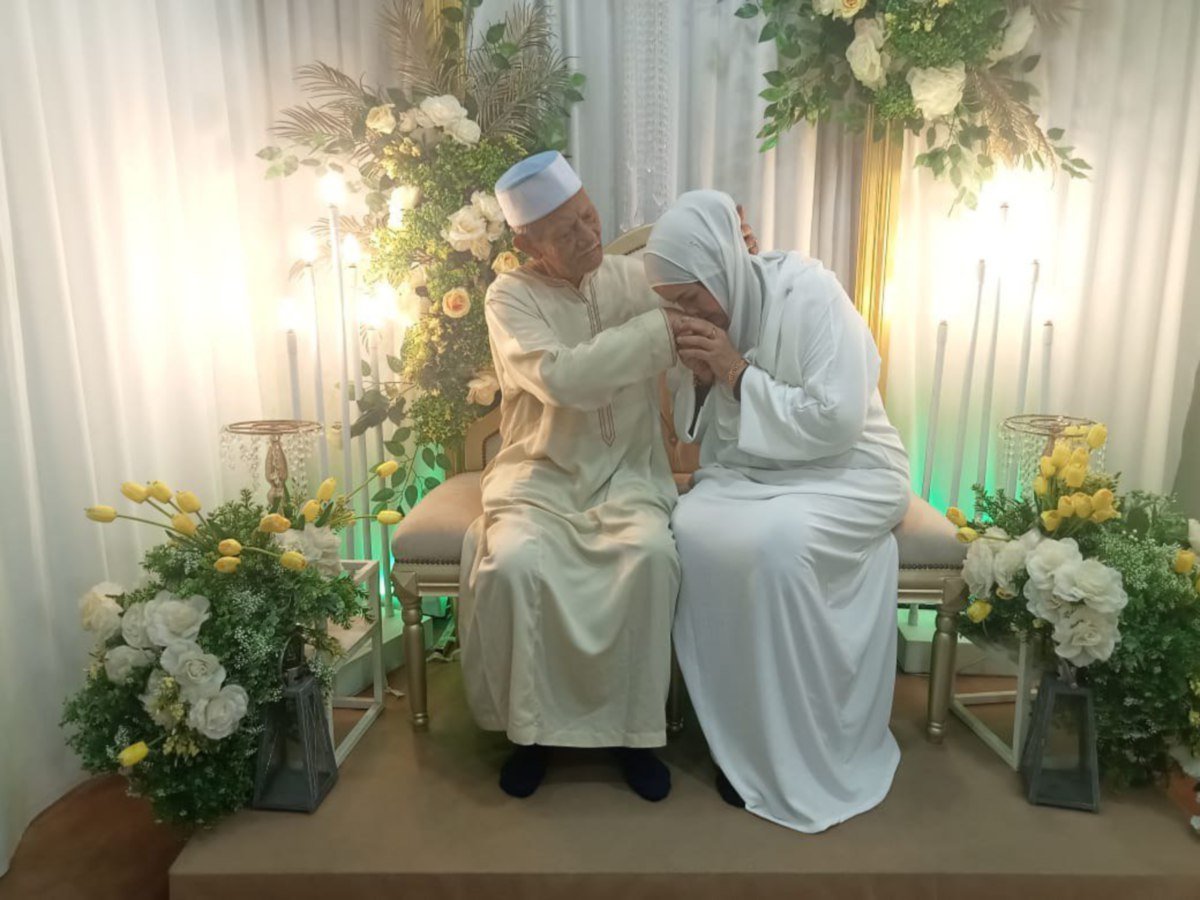 Siti Fairuz bersama suami, Syed Mohamed Syed Ismail.