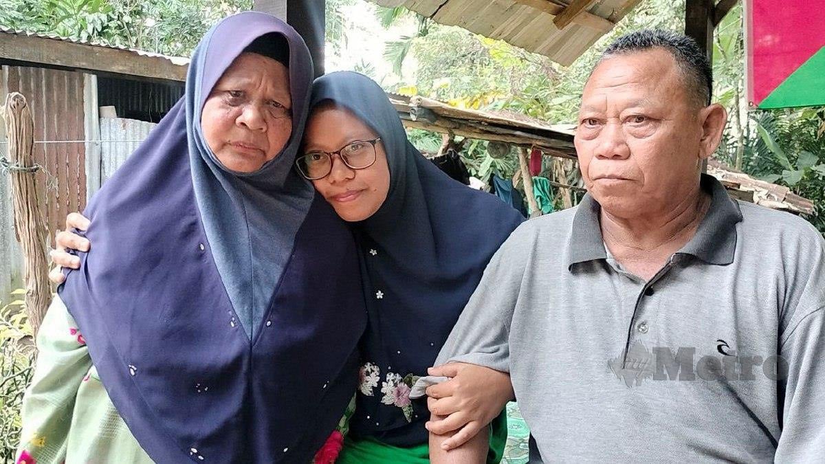 SITI Mariah memeluk ibu bapanya, Hamzah Said dan  Che Safuan Abd Rahman di rumah mereka di Kampung Sireh Naka. FOTO Noorazura Abdul Rahman