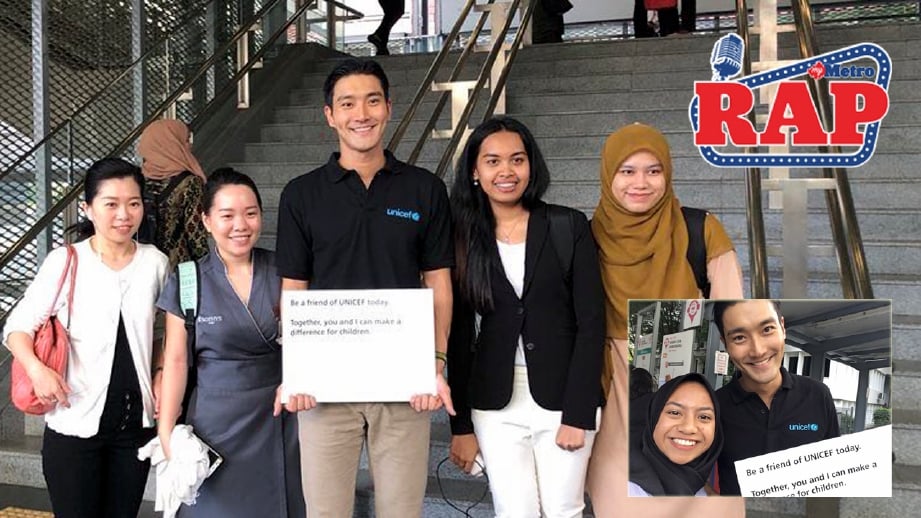 Peminat terutamanya Akma (kanan) teruja bertemu Siwon di stesen MRT Semantan. FOTO Twitter/UNICEF Malaysia