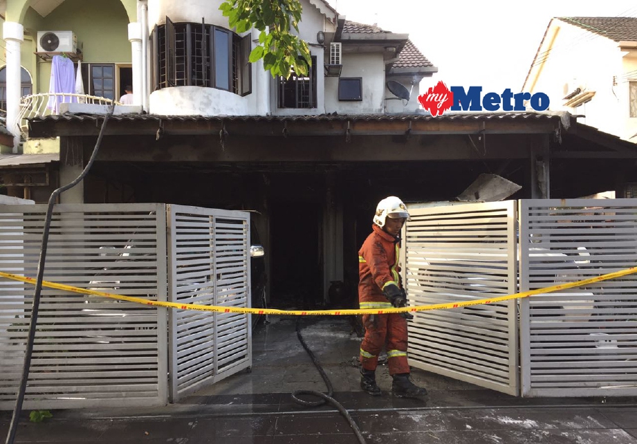 Anggota bomba memeriksa rumah selepas kebakaran berjaya dipadamkan. - Foto MOHAMAD SHAHRIL BADRI SAALI