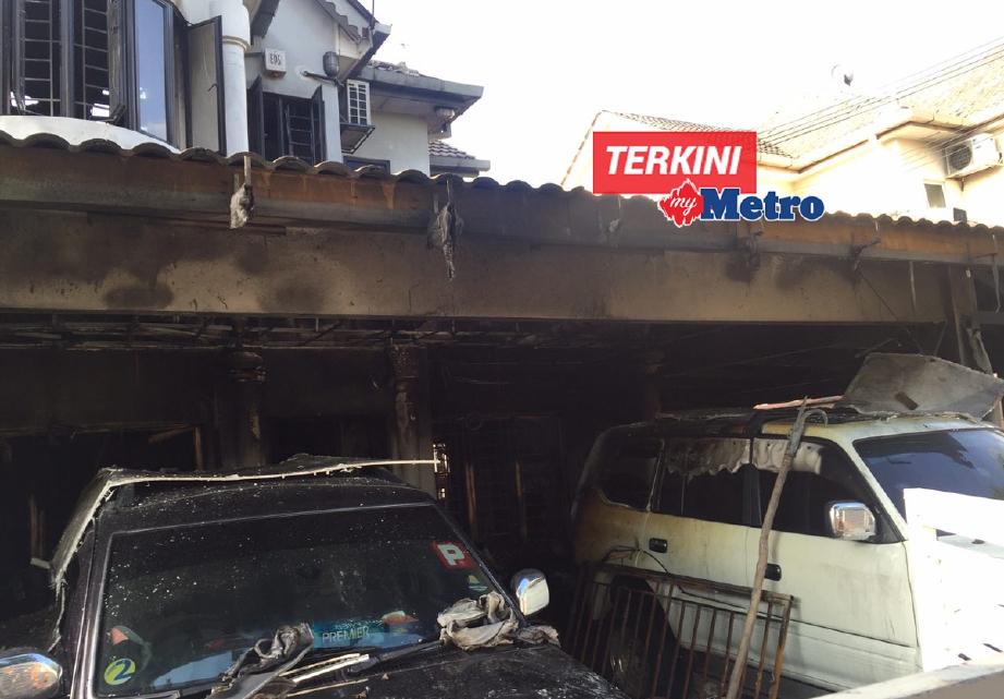Keadaan rumah teres dua tingkat di jalan USJ 2/3, Subang Jaya yang terbakar mengorbankan empat penghuni pagi tadi. - HAFIDZUL HILMI MOHD NOOR