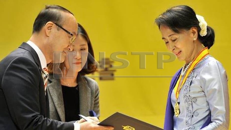 Kumpulan asasi manusia terbesar Korea Selatan tarik semula anugerah kepada Suu Kyi. FOTO AFP 