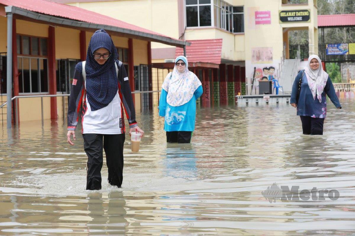 SK Temai ditenggelami banjir sejak semalam akibat limpahan air Sungai Pahang susulan hujan lebat berterusan.FOTO  Mohd Rafi Mamat