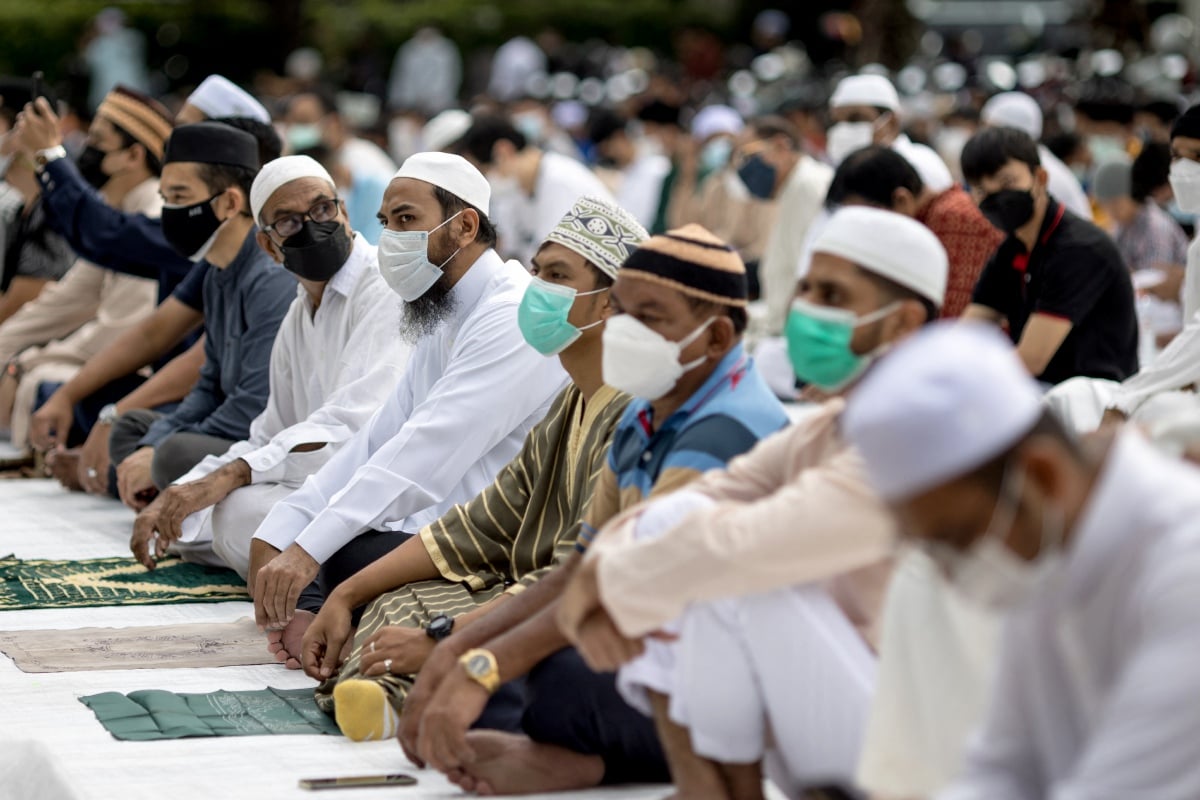 FOTO fail menunjukkan umat Islam menyertai solat sunat Aidilfitri di sebuah masjid di Bangkok, Thailand, pada tahun ini. FOTO AFP