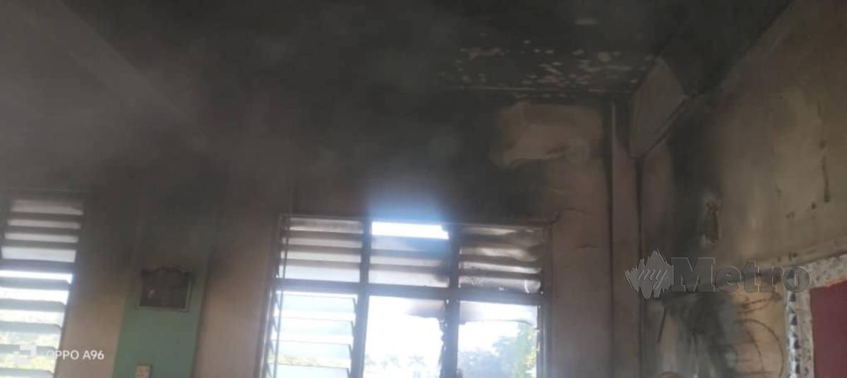 Keadaan sebuah bilik darjah di Sekolah Kebangsaan (SK) Lahar Yooi, Tasek Gelugor yang terbakar dalam kejadian pagi tadi. FOTO Ihsan JBPM