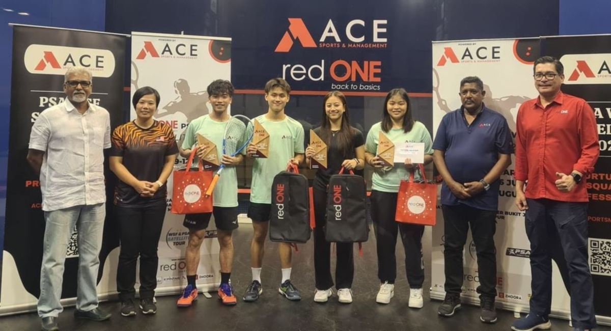 FARID (kanan) bersama para pemenang Kejohanan Siri Satelit PSA WSF yang dianjurkan oleh Ace Sports & Management. FOTO Ihsan RedONE Network Sdn Bhd