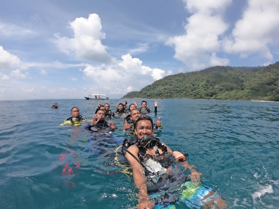 SAZALI bersama rakan-rakan ketika menyelam skuba di Pulau Payar.