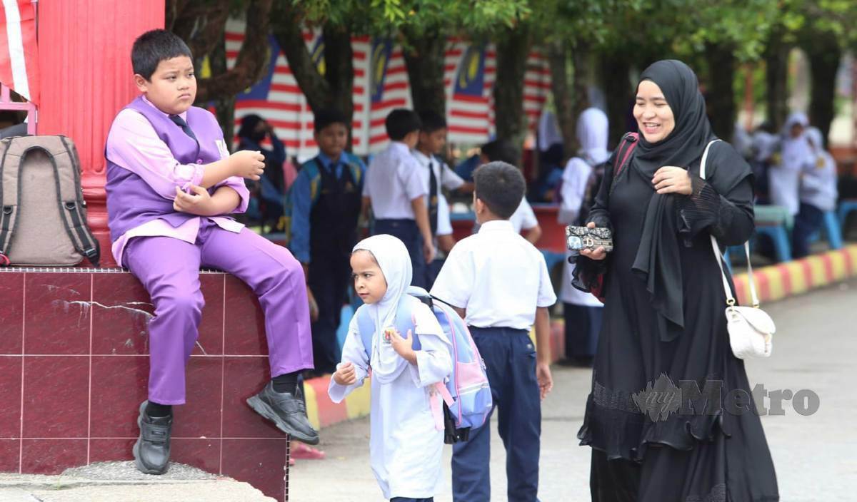 TINJAUAN di SK Wakaf Bharu mendapati majoriti murid sudah tidak memakai pelitup muka bagaimanapun masih ada dalam kalangan mereka tetap mengenakannya walaupun sudah berada di luar kawasan sekolah. FOTO Nik Abdullah Nik Omar