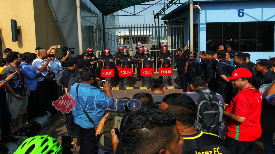 POLIS kawal pintu 6 Terminal Skypark Subang. FOTO Asyraf Hamzah 