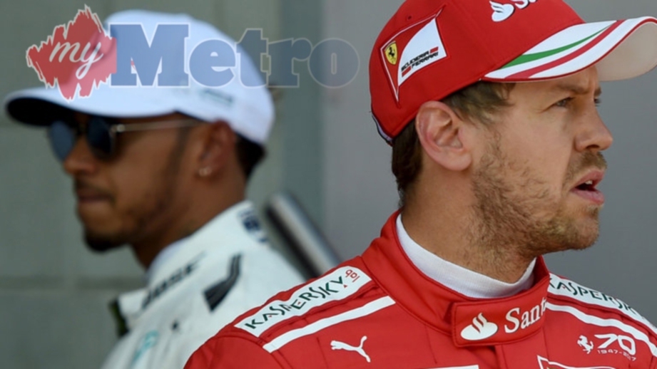HAMILTON (kiri) tidak akan membenarkan Vettel memintasnya. FOTO/AFP 