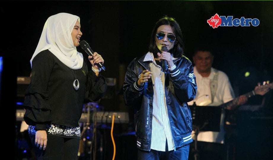 BERDUET dengan penyanyi latarnya menerusi lagu Tak Mungkin Berpaling. FOTO Mahzir Mat Isa 