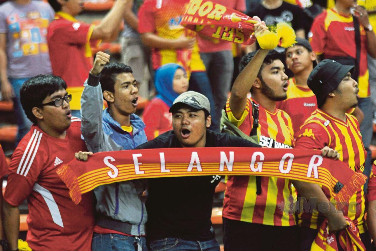 Penyokong "The Red Giant" meraikan kejayaan pasukan Selangor selepas mencatatkan keputusan seri 1-1 ketika menentang Sarawak dalam aksi Piala Malaysia. FOTO File NSTP