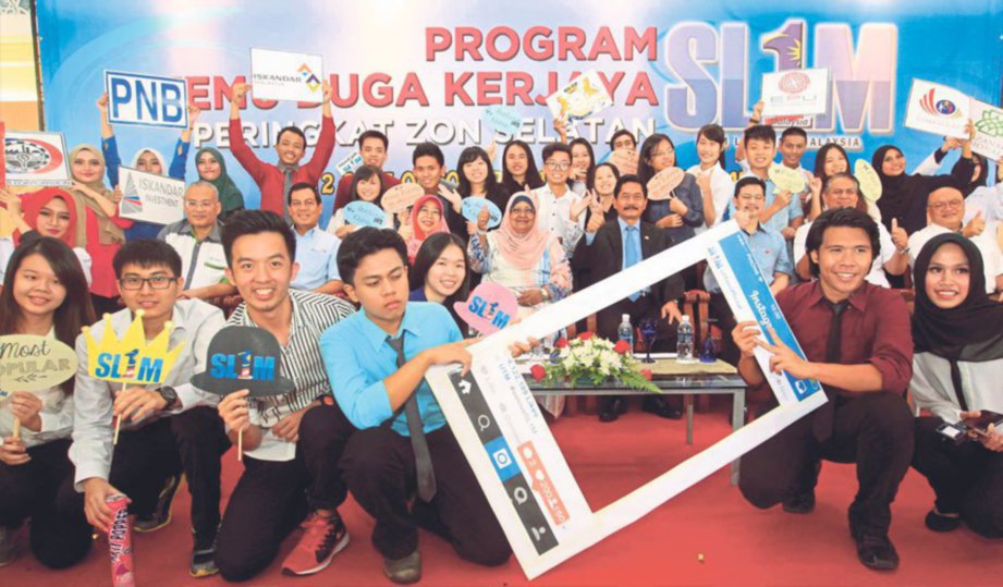 SEBAHAGIAN peserta yang menyertai Program Temu Duga Kerjaya Skim Latihan 1Malaysia (SL1M) Peringkat Zon Selatan 2016  di Pusat Konvensyen Antarabangsa Johor.