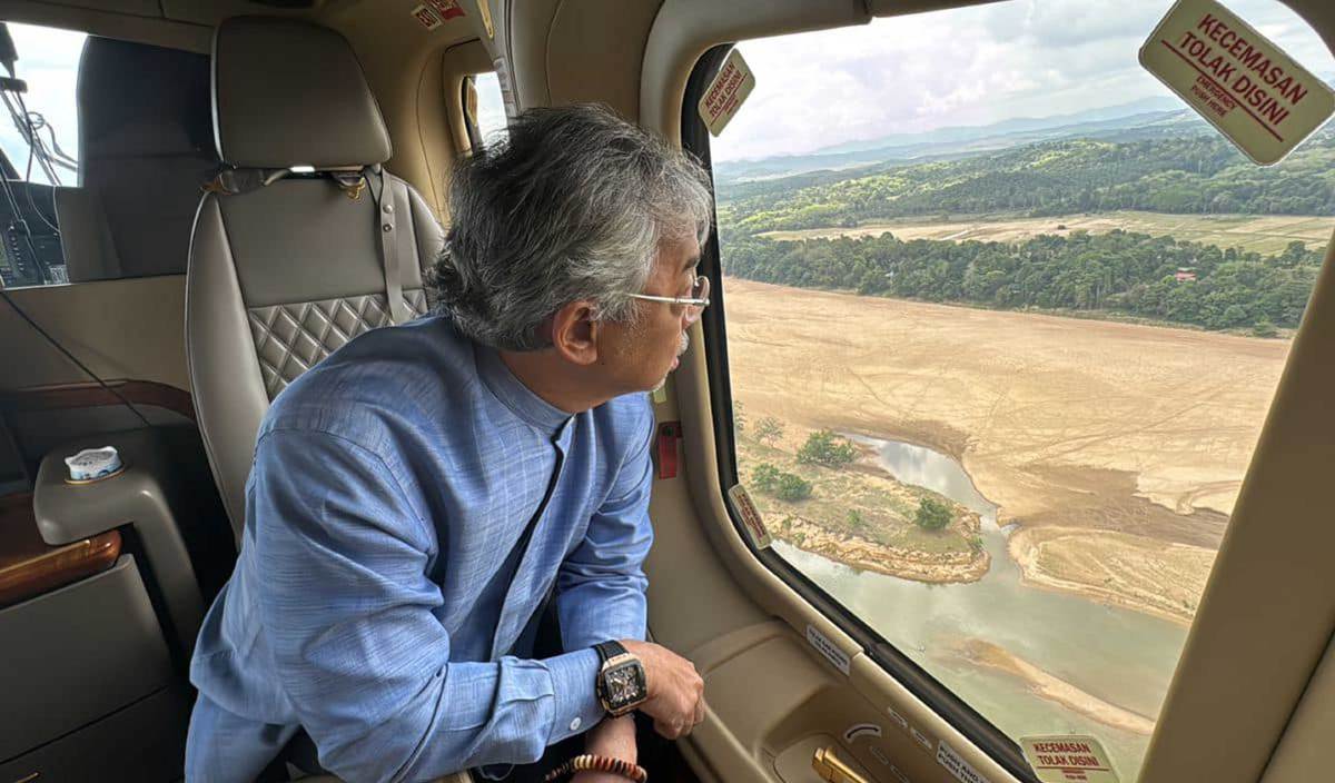 AL-SULTAN Abdullah Riayatuddin Al-Mustafa Billah Shah berkenan meninjau Sungai Pahang yang dilaporkan surut akibat fenomena El Nino. FOTO Facebook Kesultanan Pahang