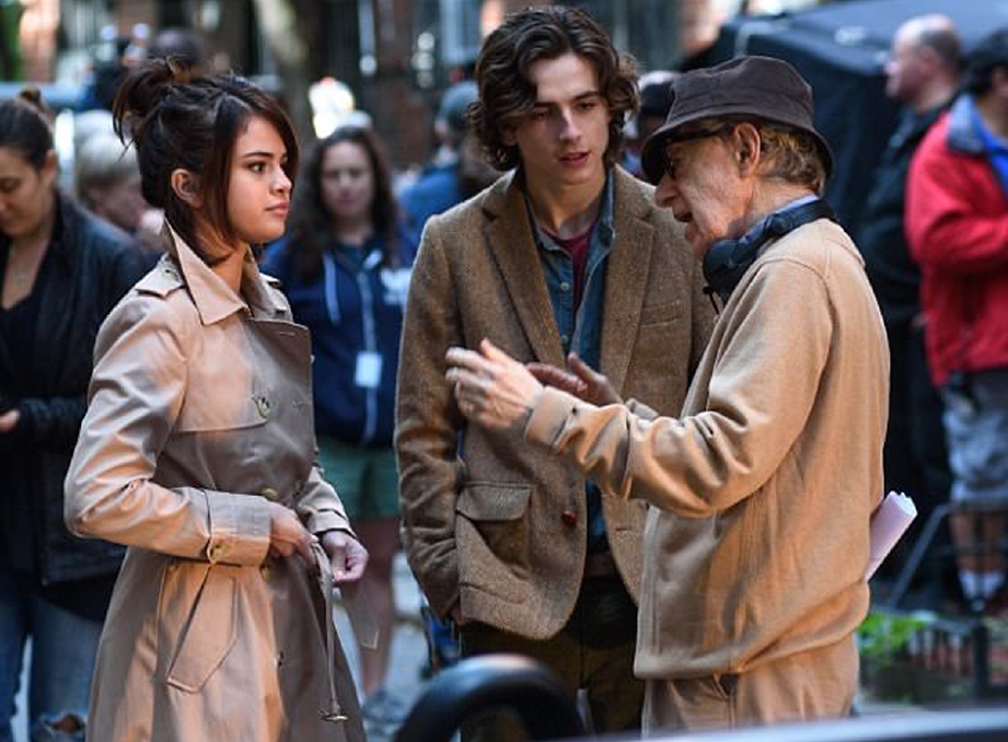 Selena Gomez ketika penggambaran filem terbaru Woody Allen bersama Timothee Chalamet di Mahattan, New York, Isnin lalu. - Foto Daily Mail