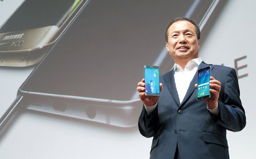 PRESIDEN Samsung JK Shin memegang S6 edge plus (kiri) dan Note5.