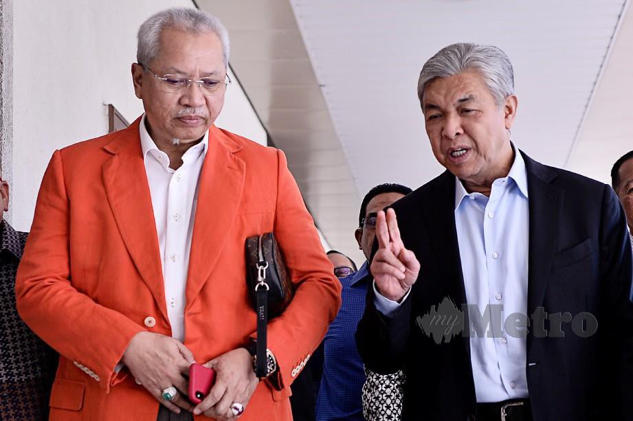 ZAHID Hamidi (kanan) memperkatakan sesuatu kepada Setiausaha Agung UMNO Tan Sri Annuar Musa (kiri). FOTO BERNAMA