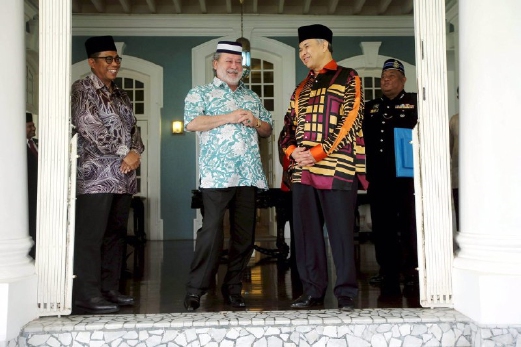 Sultan Johor, Sultan Ibrahim Iskandar bersama Timbalan Perdana Menteri Datuk Seri Dr Ahmad Zahid Hamidi dan Menteri Besar Johor Datuk Seri Mohamed Khaled Nordin (kiri) di perkarangan Istana Pasir Pelangi, pagi tadi. - Foto MOHD AZREN JAMALUDIN