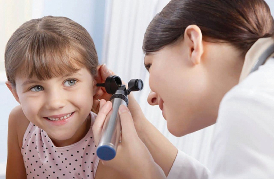 PEMERIKSAAN telinga perlu dilakukan oleh pakar sekiranya kanak-kanak mengalami masalah telinga. - Gambar hiasan