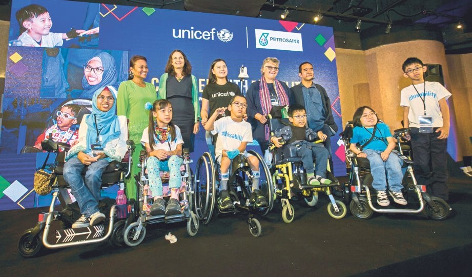 PESERTA program #ThisAbility Makeathon 2017 bersama Tengku Nasariah Tengku Syed Ibrahim (belakang kiri), Marianne Clark-Hattingh, Lisa Surihani dan duta TN50 Zhariff Afandi. 