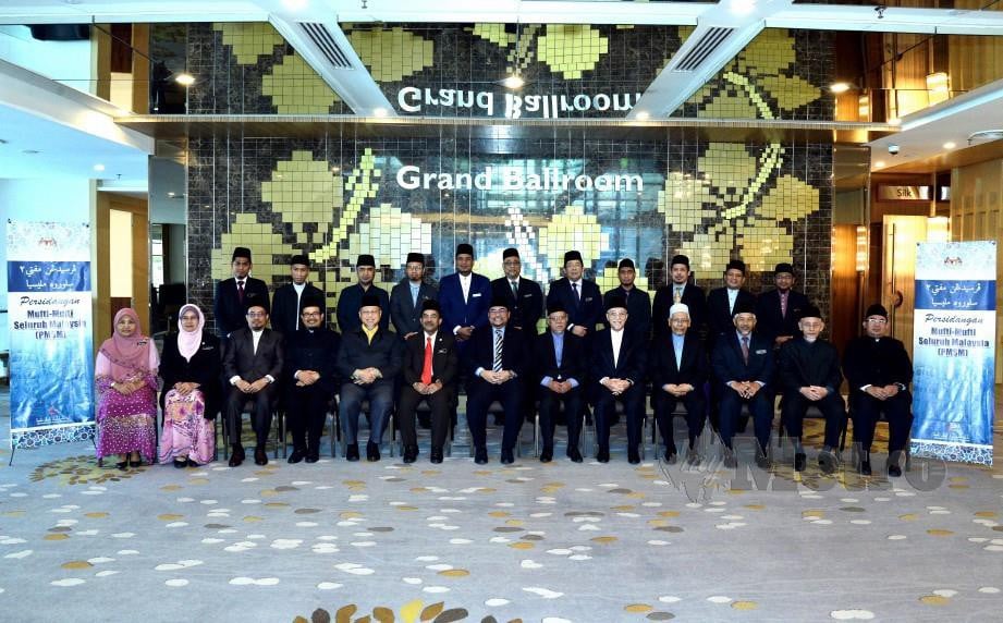MUJAHID (duduk tengah) bersama  Mufti dan Timbalan Mufti dari seluruh negara pada Majlis Persidangan Mufti-Mufti Seluruh Malaysia dan Pelancaran Aplikasi Smart Hadith hari ini. FOTO BERNAMA