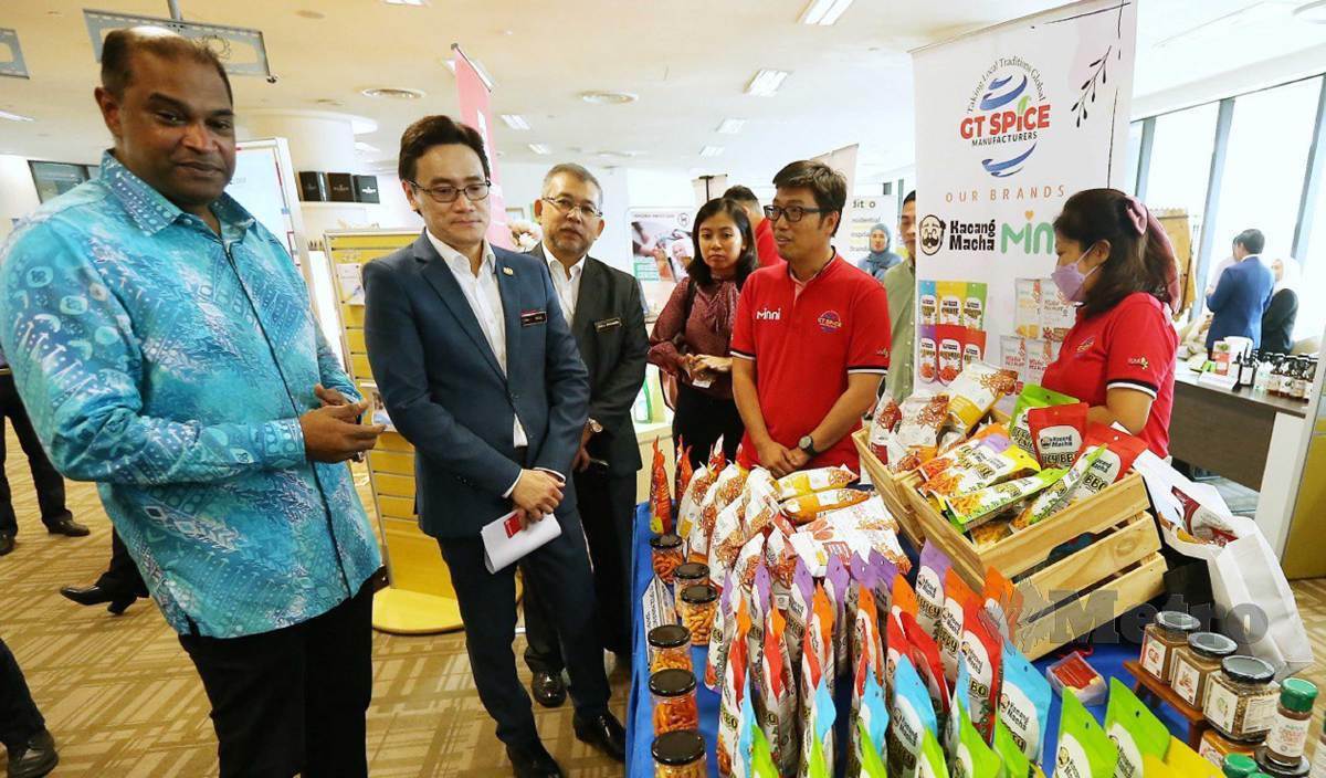 RAMANAN diiringi Ketua Pegawai Eksekutif SME Corp Malaysia, Rizal Nainy melawat pameran usahawan IKS ketika melakukan lawatan kerja ke SME Corp Malaysia. FOTO Saifullizan Tamadi