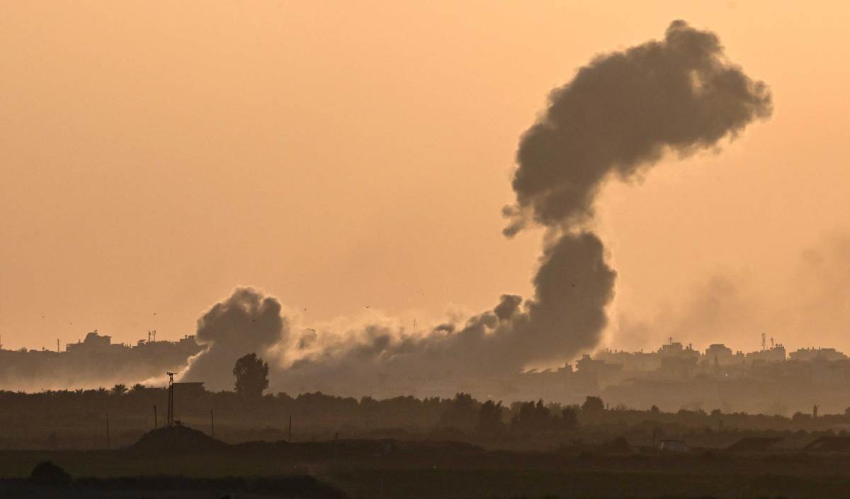 KEPULAN asap kelihatan selepas serangan tentera Israel ke atas sasaran di utara Gaza. FOTO AFP