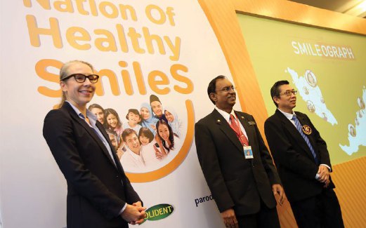 STACY ketika pelancaran Nation of Healthy Smiles bersama Dr Chow (kanan) dan Pengarah Kawalan dan Pengamalan Kesihatan Pergigian, Dr N Jegarajan.