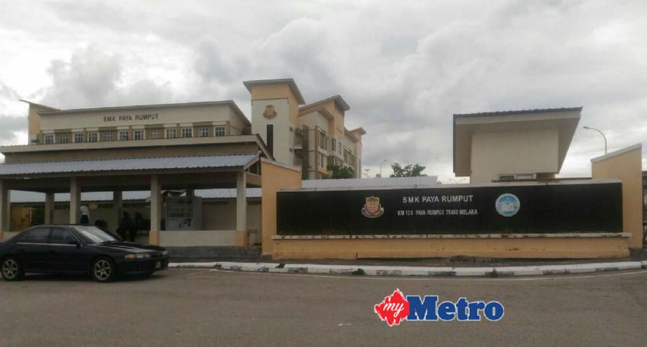 Tiga belas pelajar SMK Paya Rumput dibawa ke Hospital Melaka untuk pemeriksaan selepas termometer makmal pecah. FOTO Zairee Mohd Yasak