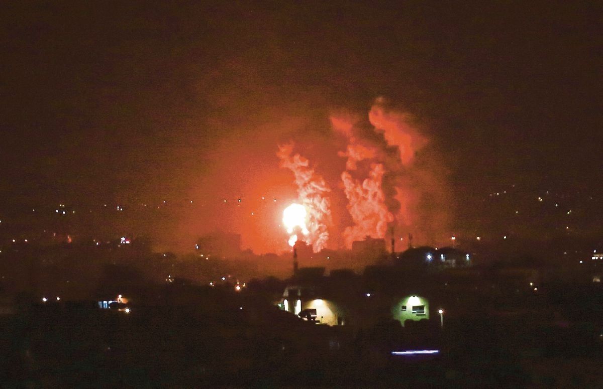KEBAKARAN dan asap tebal dilihat di tengah Gaza susulan serangan udara dilancarkan tentera Israel. FOTO AFP 