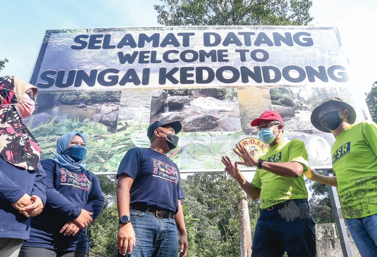 AZLAM (dua dari kanan) berbual  Mohd Hasry (tiga dari kiri) pada Program CSR Mr.DIY Membersihkan Sungai Kedondong bersama MPHS, di Batang Kali. 